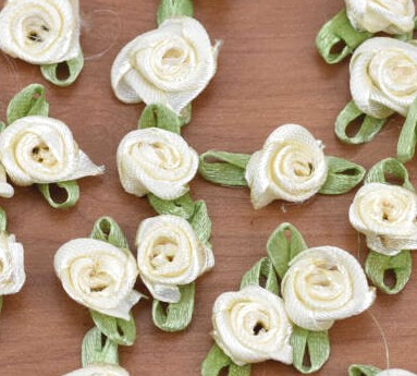 Szatén rózsafejek 2 cm 25db/cs - Krém 7366KR