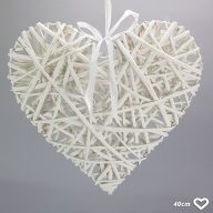 Fehér vessző szív fém vázon 40cm – esküvői dekorációhoz