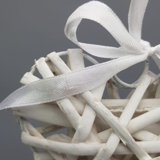 Fehér vessző szív fém vázon 10cm – esküvői dekorációhoz