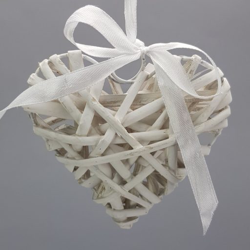 Fehér vessző szív fém vázon 10cm – esküvői dekorációhoz