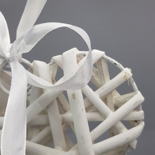 Fehér vessző szív fém vázon 15cm – esküvői dekorációhoz