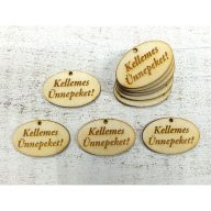 Natúr fa - "Kellemes ünnepeket!" gravírozott ovál tábla 2,5x4cm 10db/csomag – karácsonyi dekorációhoz