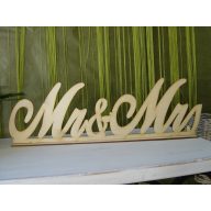 Natúr fa - "Mr & Mrs" írott felirat talppal 49cm – esküvői dekorációhoz