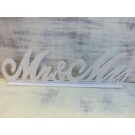 Fa "Mr & Mrs" írott felirat talppal fehér 49cm – festéshez, dekorációhoz