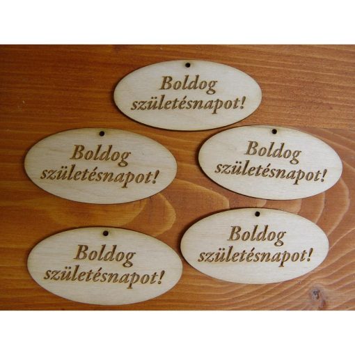 Natúr fa - "Boldog Születésnapot" gravírozott ovál táblák  4x8cm 5db/csomag