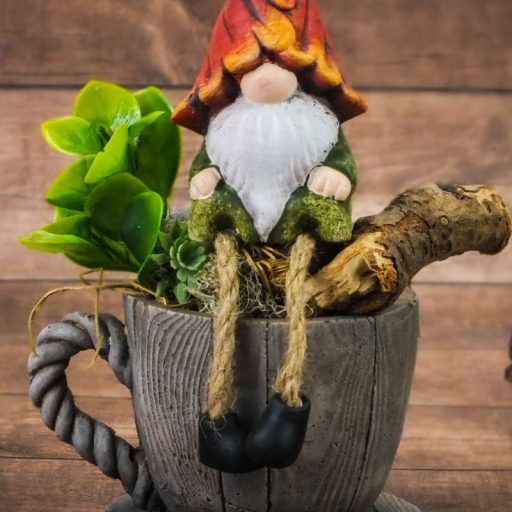 Lógólábú kerámia arcátlan manó levél sapkában – karácsonyi dekorációhoz