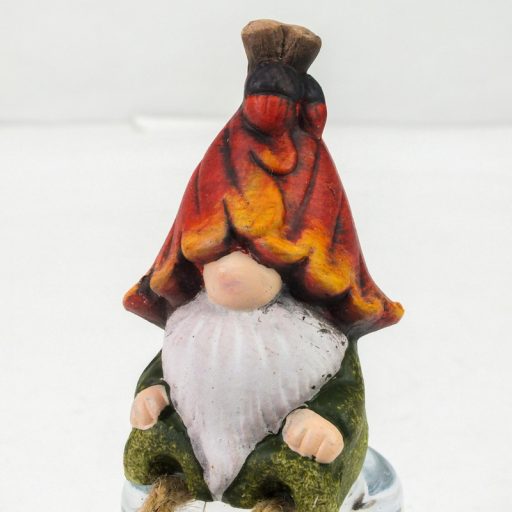 Lógólábú kerámia arcátlan manó levél sapkában – karácsonyi dekorációhoz