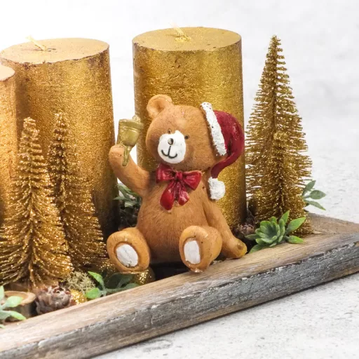 Kerámia barna ülő piros sapkás maci csengővel – karácsonyi dekorációhoz