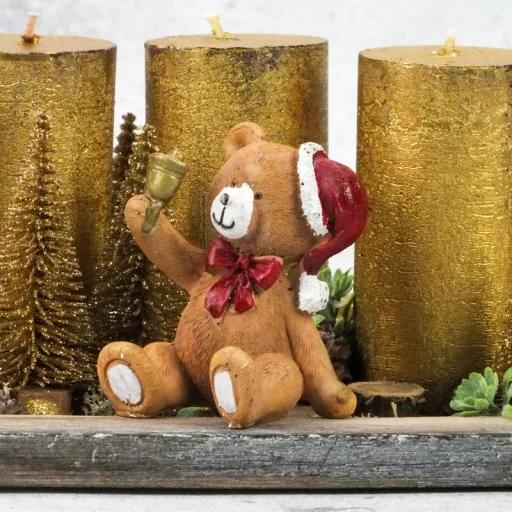 Kerámia barna ülő piros sapkás maci csengővel – karácsonyi dekorációhoz