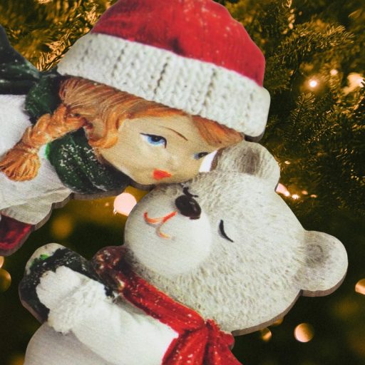 Nyomtatott dekorkarton - Kislány macival 10x13cm – karácsonyi dekorációhoz