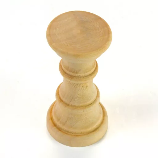 Natúr fa tartó 8cm, esztergált talpas oszlop, 4cm talp, 3,7cm tető – festéshez, figurákhoz és dekorációhoz
