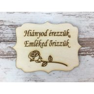 Natúr fa - "Hiányod érezzük, Emléked őrizzük" tábla 8x6cm – kegyeleti dekorációhoz