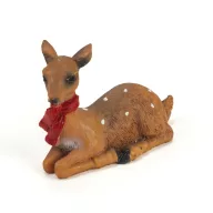 Kerámia fekvő barna őzike sállal – karácsonyi dekorációhoz