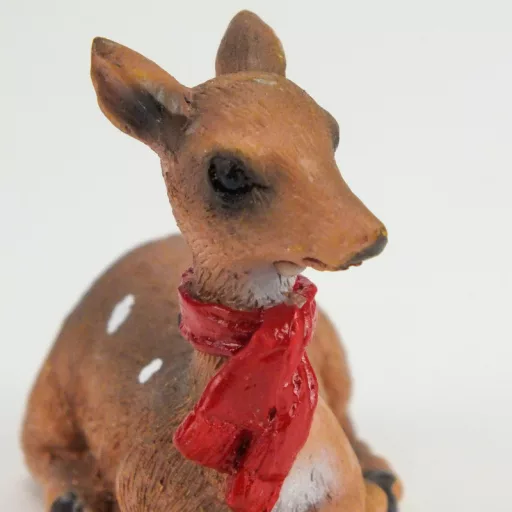 Kerámia fekvő barna őzike sállal – karácsonyi dekorációhoz