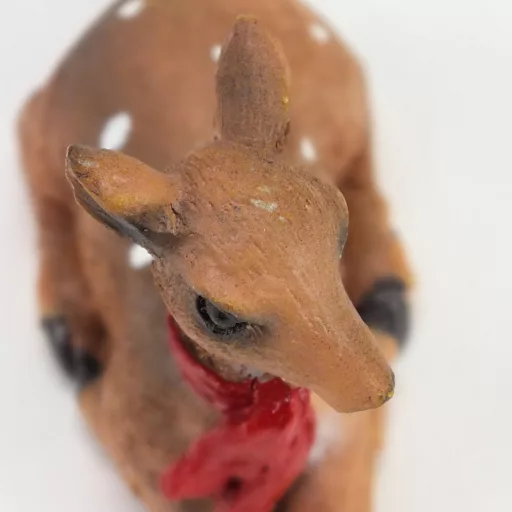 Kerámia fekvő barna őzike sállal – karácsonyi dekorációhoz