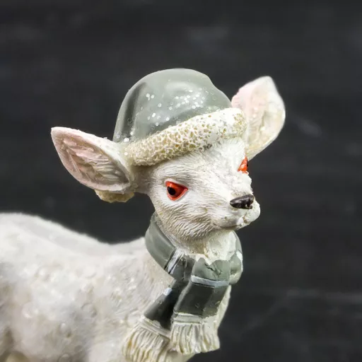 Kerámia glitteres álló fehér őzike sapkában 2 féle – karácsonyi dekorációhoz