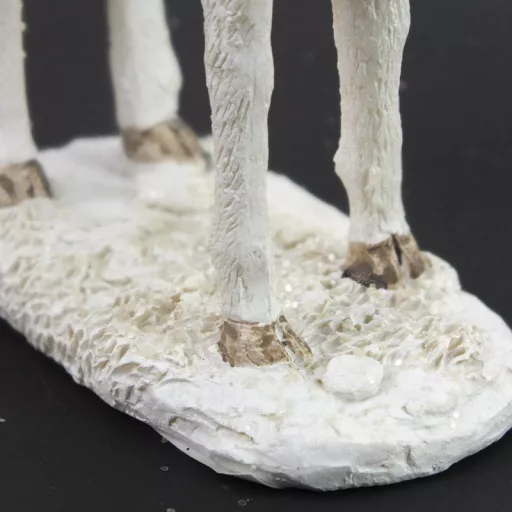 Kerámia glitteres álló fehér őzike sapkában 2 féle – karácsonyi dekorációhoz