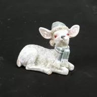 Kerámia glitteres fekvő fehér őzike sapkában 2 féle – karácsonyi dekorációhoz