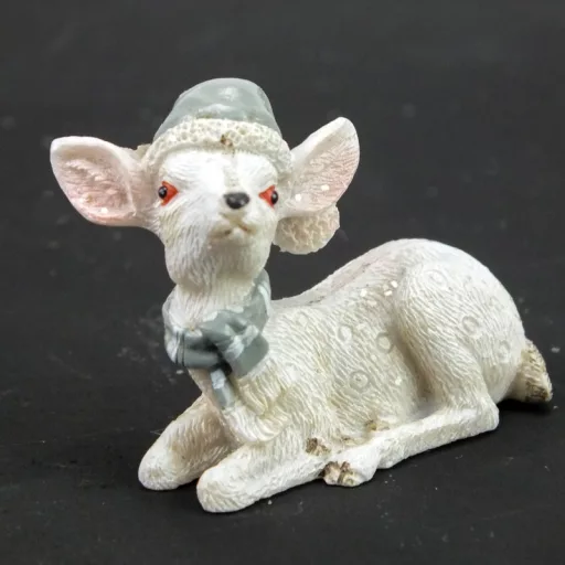 Kerámia glitteres fekvő fehér őzike sapkában 2 féle – karácsonyi dekorációhoz