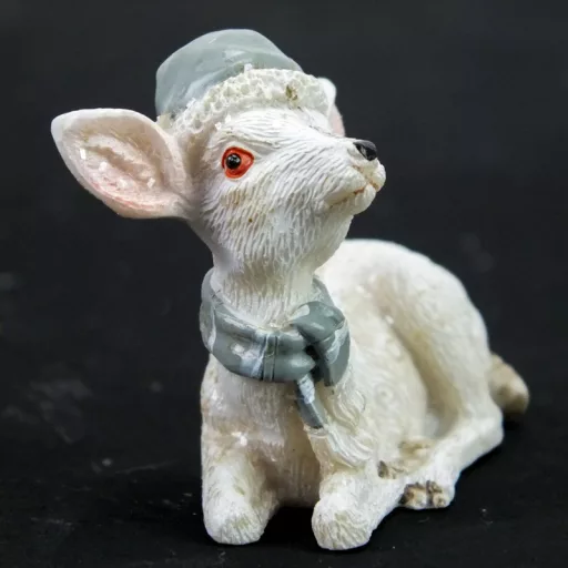 Kerámia glitteres fekvő fehér őzike sapkában 2 féle – karácsonyi dekorációhoz