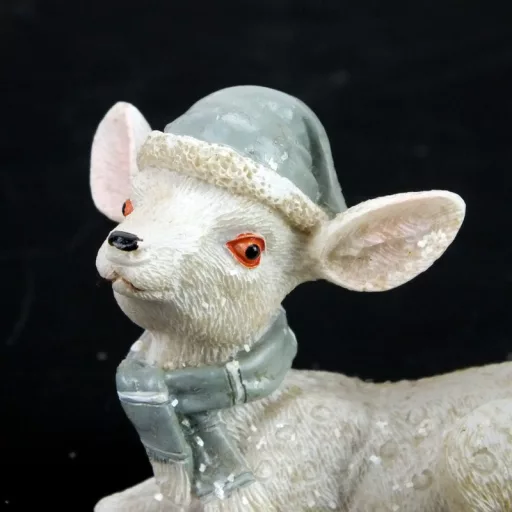 Kerámia glitteres fehér őzike sapkában 2 féle – karácsonyi dekorációhoz