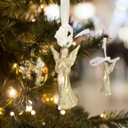 1db Kerámia angyalka akasztható arany színű ruhában (2 féle) – karácsonyi dekorációhoz, koszorúhoz