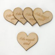 Natúr fa - " Oda vagyok érted" gravírozott szív 4x4,5cm 5db/csomag – valentin napi dekorációhoz