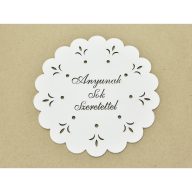 Díszes "Anyunak sok szeretettel" tábla koszorúra fehér 18cm – festéshez, dekorációhoz