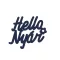 "Hello Nyár" felirat színes sötétkék 11x10cm – nyári dekorációhoz