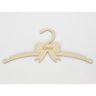 Natúr fa - Gyerek vállfa egyedi név gravírozással 13x30cm – festéshez, dekorációhoz