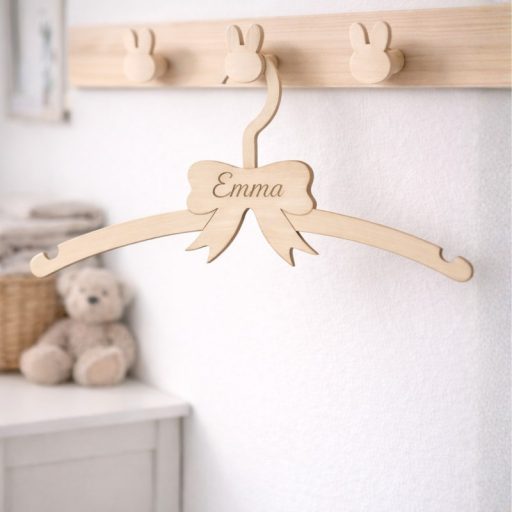 Natúr fa - Gyerek vállfa egyedi név gravírozással 13x30cm – festéshez, dekorációhoz