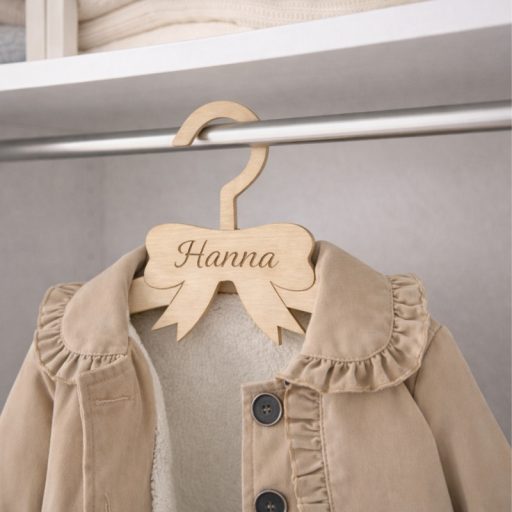 Natúr fa - Gyerek vállfa egyedi név gravírozással 13x30cm – festéshez, dekorációhoz