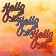 Bíbor "Hello Ősz" felirat színes 5x5,5cm 3db/csomag – őszi dekorációhoz