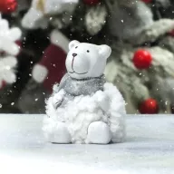 Kerámia jeges mackó fehér pihe-puha bundában – karácsonyi dekorációhoz