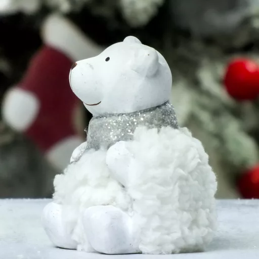 Kerámia jeges mackó fehér pihe-puha bundában – karácsonyi dekorációhoz