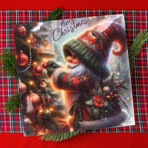 Műanyag négyszögletű tálca Karácsonyfát díszítő manó 30x30cm – koszorúkészítéshez