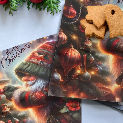 Műanyag négyszögletű tálca Karácsonyfát díszítő manó 30x30cm – koszorúkészítéshez