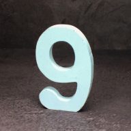 Fa asztalszámok fehér 9-es 1db/csomag – esküvői dekorációhoz