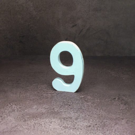 Fa asztalszámok fehér 9-es 1db/csomag – esküvői dekorációhoz