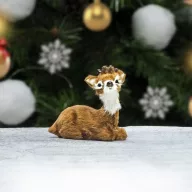 Őzike ülő barna prémium 6cm – karácsonyi dekorációhoz