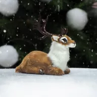 Fekvő szarvas barna prémium 10,5cm – koszorúhoz, asztaldíszhez