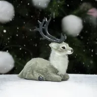 Fekvő szarvas szürke prémium 10,5cm – koszorúhoz, asztaldíszhez