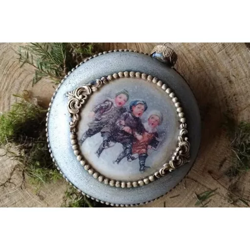 ITD R1003 rizspapír – 12 vintage kép téli ruhás gyerekekkel fenyőágakkal és szánkóval